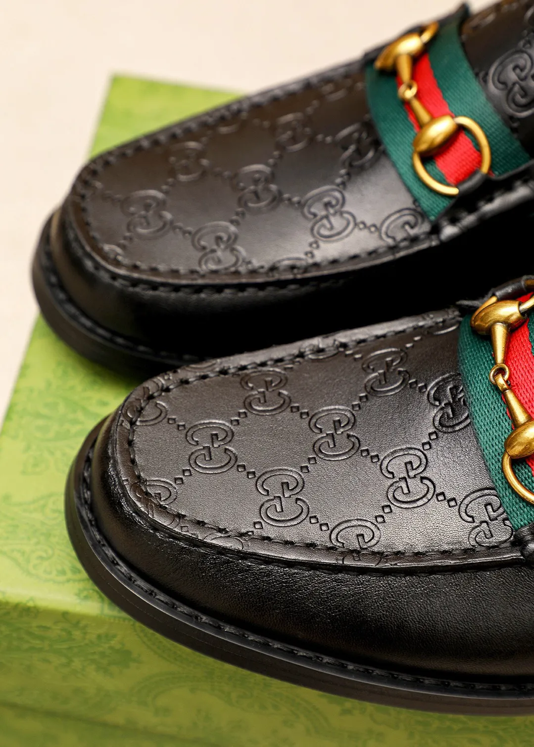 Men's shoes 💰460 💐 Product trademark: GUCCI "Gucci" casual leather shoes Regular size: 38-44 (45🉑️customized) Product materials: Selected imported first-layer calfskin embossed upper + luxury hardware buckle, imported water-dyed cow leather lining. Strong three-dimensional visual effect, original combination outsole Color: 5⃣️colors available